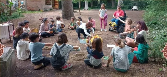 Ronda de niños y maestros de KIFF al aire libre en la arboleda de Mar del Plata