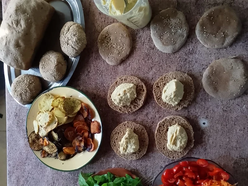 Mesa con almuerzo compartido en KIFF