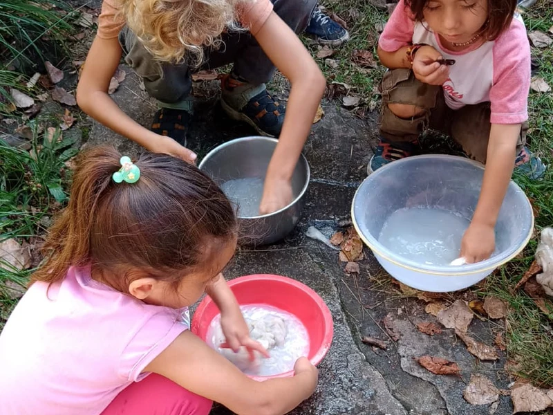 Niños lavando lanas puras en KIFF